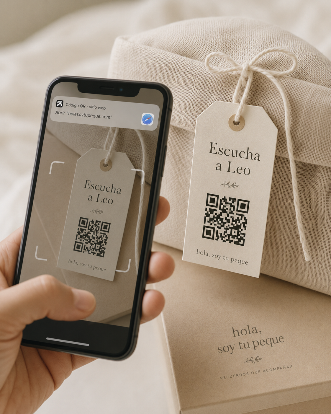 Escaneando la etiqueta QR de un regalo con el móvil