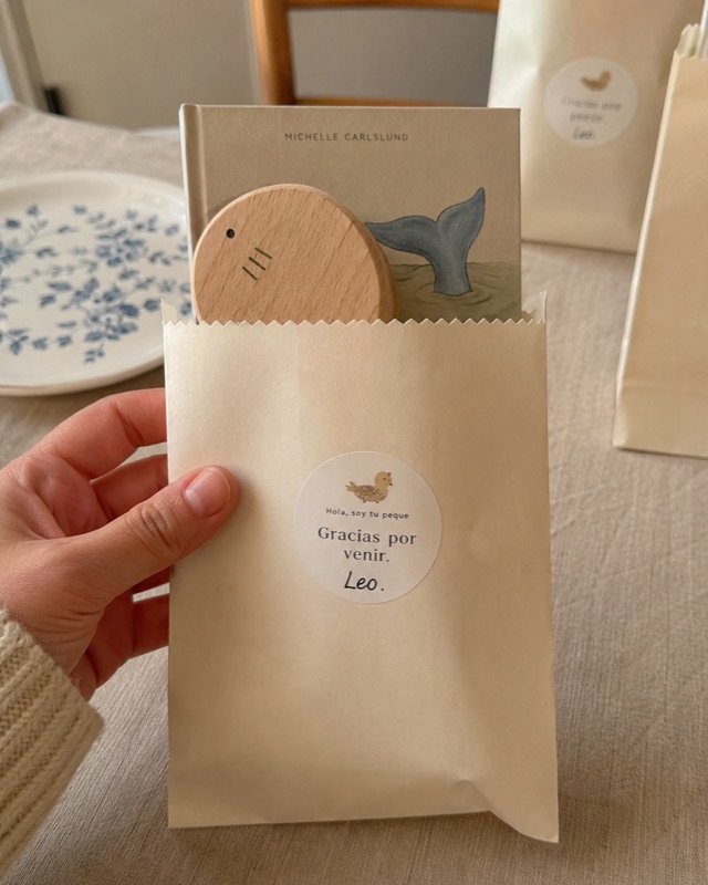 Etiqueta personalizada colgada de una bolsa de regalo